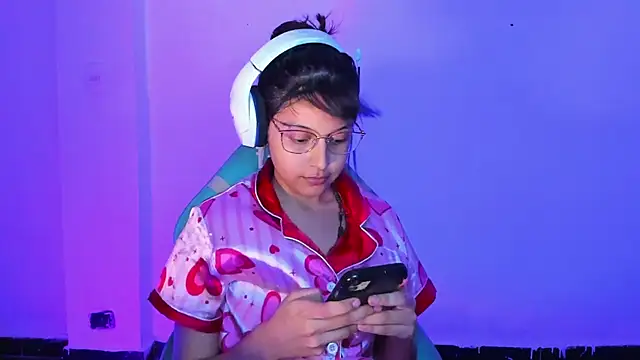 Snapshot of Little_Lisy chatting on 10-31-25, 04:13 Little Lisy online show from 10-31-25, 04:13