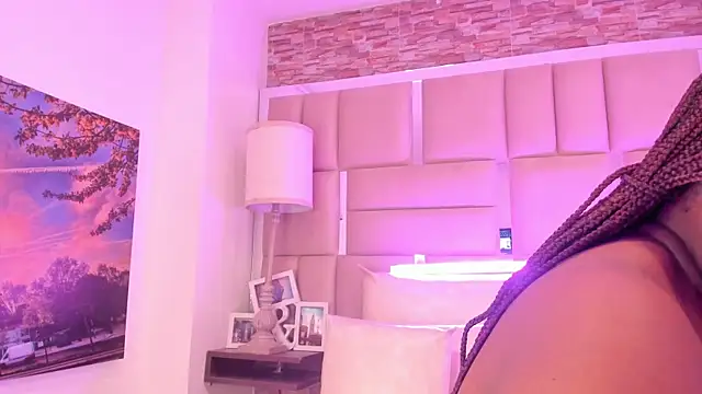 ShaniaBrownn online show from 04-18-26, 11:47