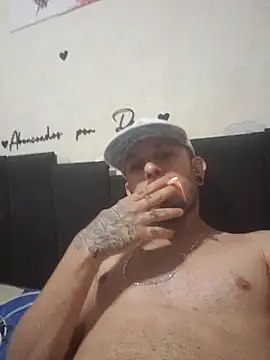 Snapshot of Bulldog2122 chatting on 10-31-25, 08:04 Bulldog2122 online show from 10-31-25, 08:04