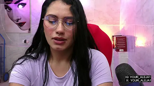 LauraRuiz1 online show from 05-15-26, 11:45