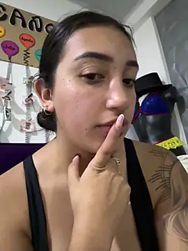 Snapshot of Hannahoff chatting on 03-07-25, 03:19 Hannahoff online show from 03-07-25, 03:19