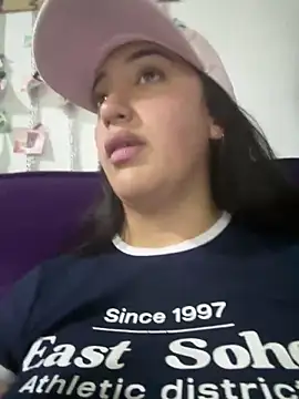 Snapshot of Hannahoff chatting on 03-08-25, 12:22 Hannahoff online show from 03-08-25, 12:22