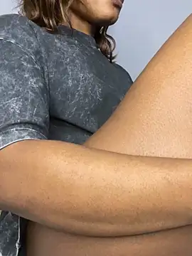  yisela  online show from 10-17-25, 02:15