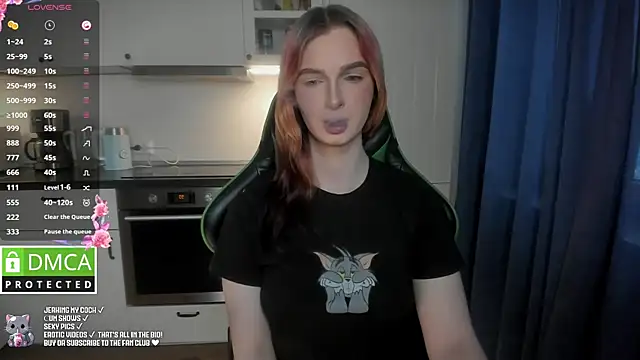 Snapshot of Lee_Loo chatting on 01-12-25, 12:44 Lee Loo online show from 01-12-25, 12:44