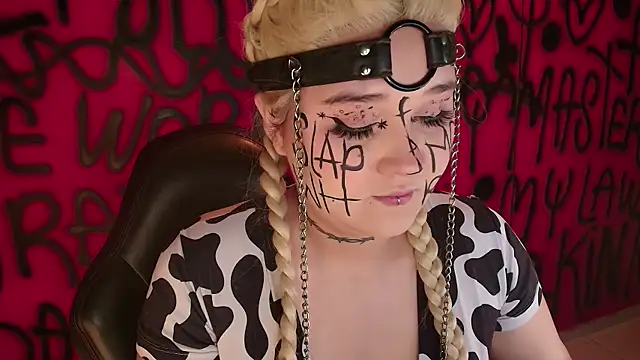 Snapshot of Laura_takint chatting on 12-08-24, 07:11 Laura takint online show from 12-08-24, 07:11