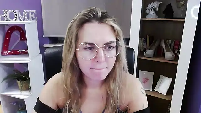 Snapshot of Zoey_Erotic chatting on 11-25-25, 05:29 Zoey Erotic online show from 11-25-25, 05:29