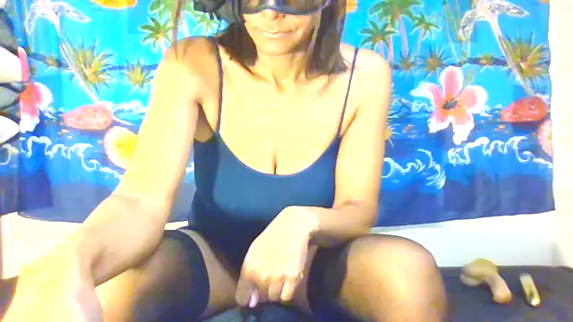 Snapshot of laetitiafun chatting on 03-10-25, 01:10 laetitiafun online show from 03-10-25, 01:10