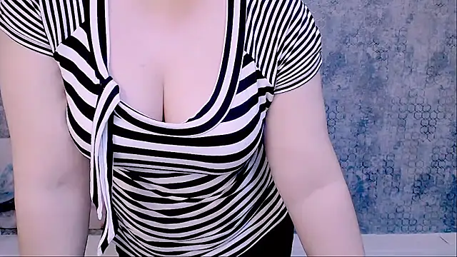 Snapshot of Djullia chatting on 03-22-25, 12:14 Djullia online show from 03-22-25, 12:14