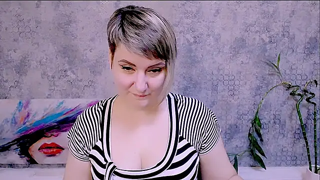 Snapshot of Djullia chatting on 11-10-25, 12:48 Djullia online show from 11-10-25, 12:48