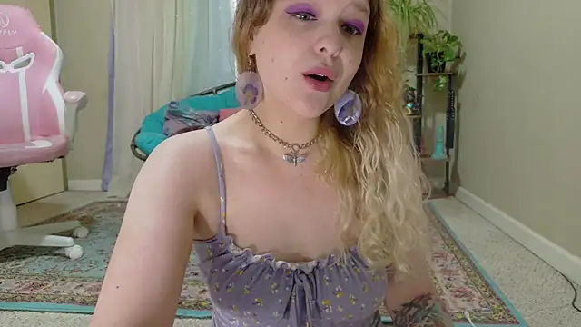 Snapshot of Emihaze chatting on 05-08-26, 03:17 Emihaze online show from 05-08-26, 03:17