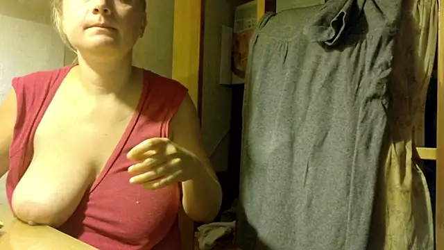 Snapshot of FrumCake chatting on 09-10-25, 04:07 FrumCake online show from 09-10-25, 04:07