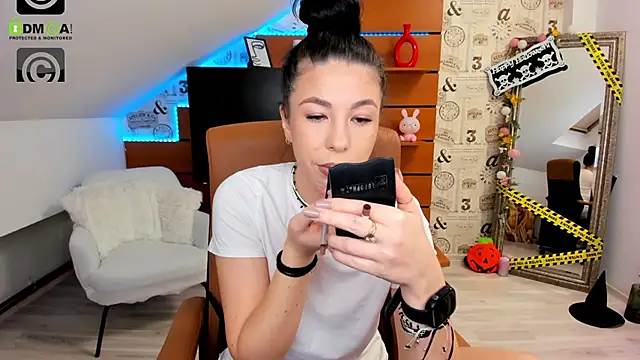 EmillyTaylor online show from 10-29-25, 04:37