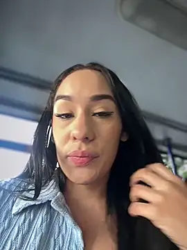 Snapshot of __IRIS__ chatting on 05-27-26, 01:30 IRIS online show from 05-27-26, 01:30