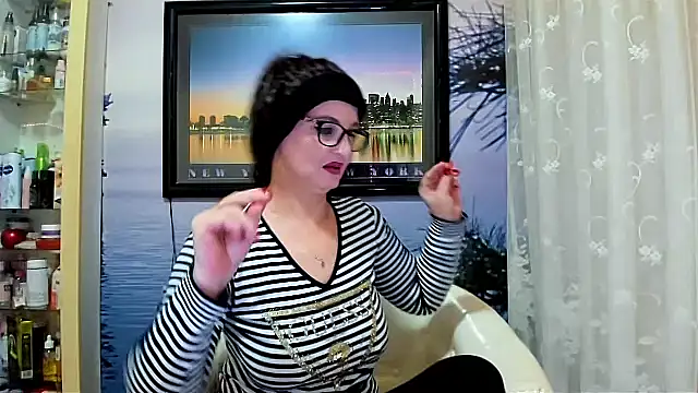 Snapshot of Mature4you44 chatting on 02-15-25, 08:33 Mature4you44 online show from 02-15-25, 08:33