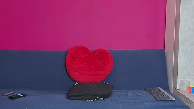 Young Strawberryy online show from 06-11-26, 06:55