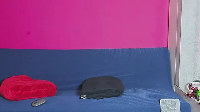Young Strawberryy online show from 06-24-26, 12:37