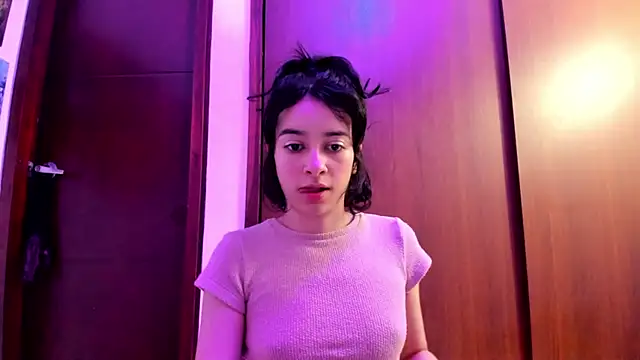 Snapshot of _Lunnaa_ chatting on 12-21-24, 05:25  Lunnaa  online show from 12-21-24, 05:25