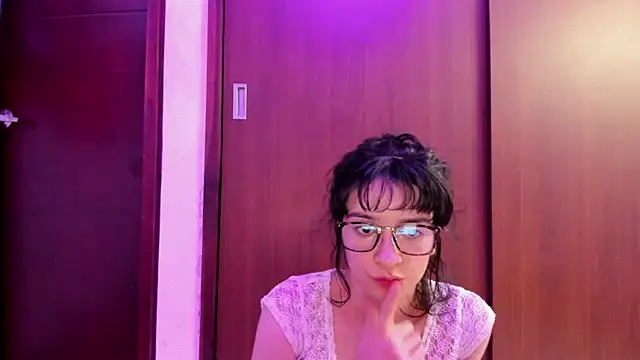 Snapshot of _Lunnaa_ chatting on 03-15-25, 04:13  Lunnaa  online show from 03-15-25, 04:13