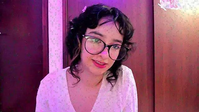 Snapshot of _Lunnaa_ chatting on 09-26-25, 10:36  Lunnaa  online show from 09-26-25, 10:36