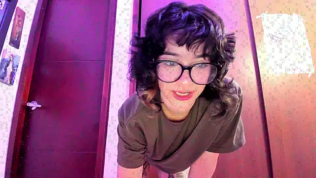 Snapshot of _Lunnaa_ chatting on 10-20-25, 02:56  Lunnaa  online show from 10-20-25, 02:56