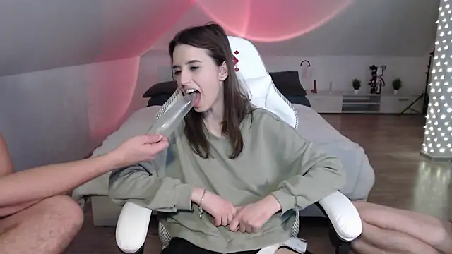 Snapshot of -Yummybabes- chatting on 02-21-25, 08:27 -Yummybabes- online show from 02-21-25, 08:27