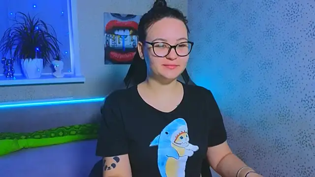 EsterLogan online show from 11-22-25, 06:45