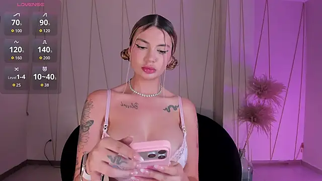 NiaHolland online show from 11-22-25, 06:29