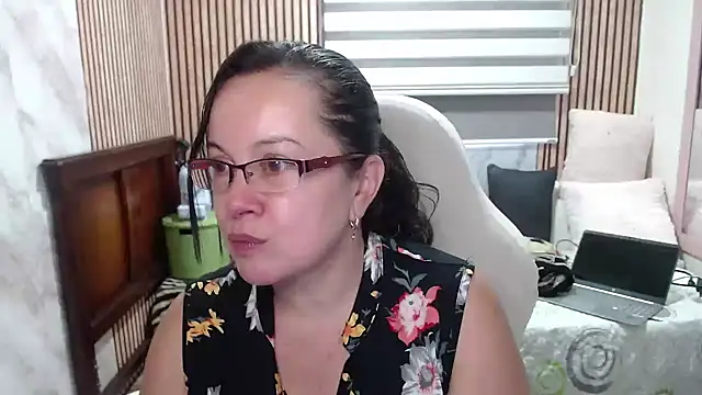 Sonialorens  online show from 06-09-26, 08:20