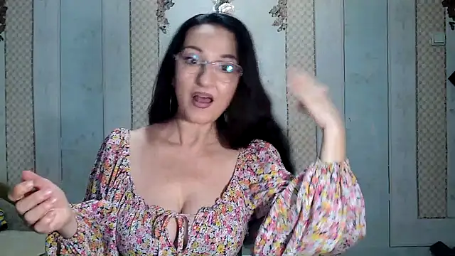 Snapshot of Antralyn chatting on 01-06-26, 10:30 Antralyn online show from 01-06-26, 10:30