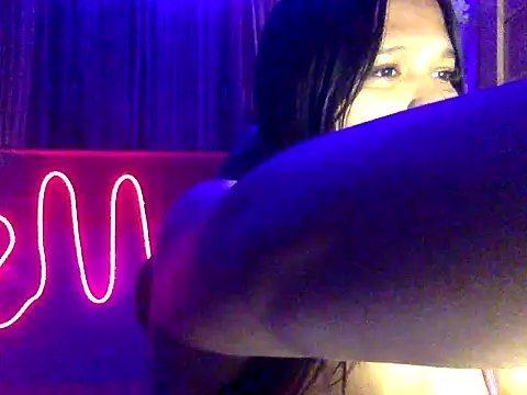 Snapshot of EmpressYna chatting on 11-07-25, 01:33 EmpressYna online show from 11-07-25, 01:33