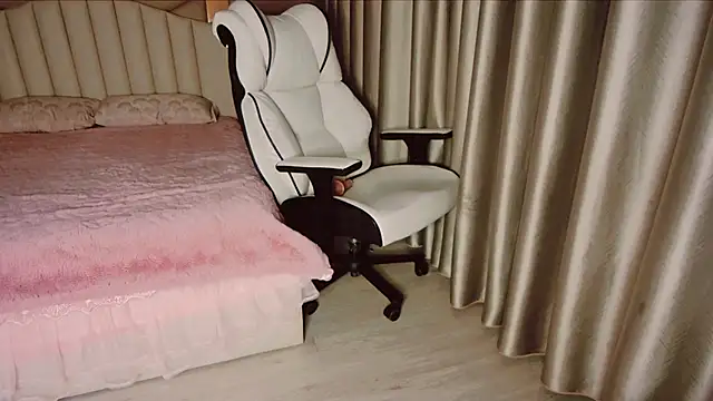 Snapshot of Girl__Funny chatting on 12-28-24, 08:04 Girl  Funny online show from 12-28-24, 08:04