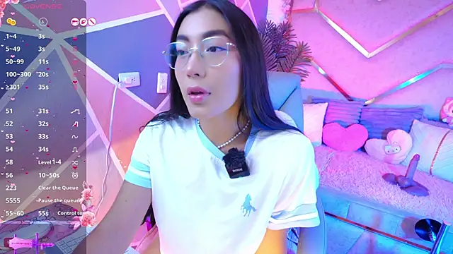 Snapshot of shanon- chatting on 06-22-26, 10:51 shanon- online show from 06-22-26, 10:51