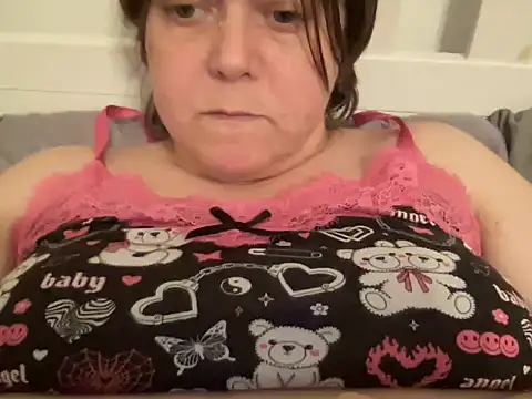 Snapshot of ParisNova chatting on 12-28-24, 01:39 ParisNova online show from 12-28-24, 01:39