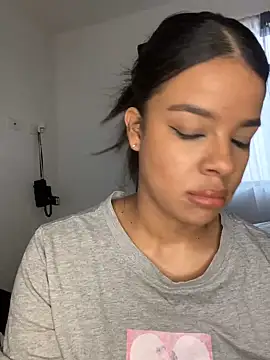 Snapshot of trianawhite chatting on 12-16-24, 04:05 trianawhite online show from 12-16-24, 04:05