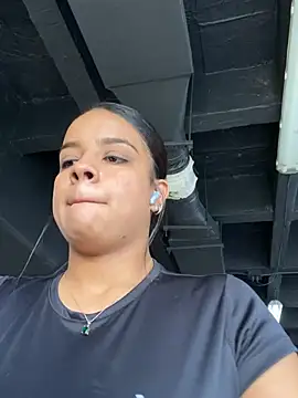 Snapshot of trianawhite chatting on 02-11-25, 07:16 trianawhite online show from 02-11-25, 07:16