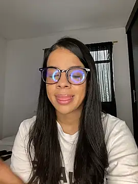 Snapshot of trianawhite chatting on 06-27-26, 02:55 trianawhite online show from 06-27-26, 02:55