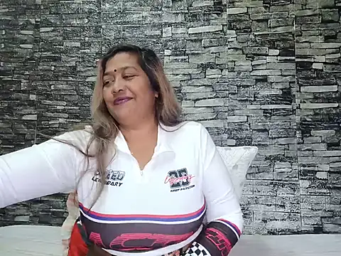 Snapshot of Mammabear_4u chatting on 06-14-26, 05:37 Mammabear 4u online show from 06-14-26, 05:37