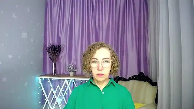 Snapshot of queen_a_n_i chatting on 05-16-26, 08:33 queen a n i online show from 05-16-26, 08:33