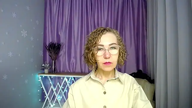 Snapshot of queen_a_n_i chatting on 06-15-26, 04:58 queen a n i online show from 06-15-26, 04:58