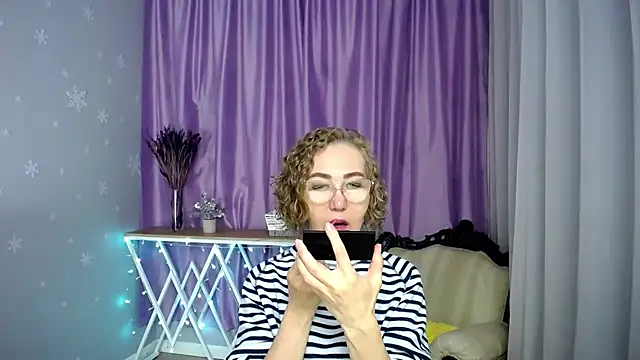 Snapshot of queen_a_n_i chatting on 06-24-26, 06:34 queen a n i online show from 06-24-26, 06:34