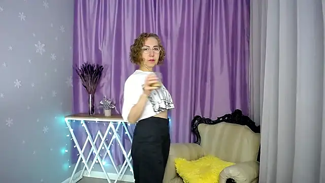 Snapshot of queen_a_n_i chatting on 06-28-26, 08:20 queen a n i online show from 06-28-26, 08:20