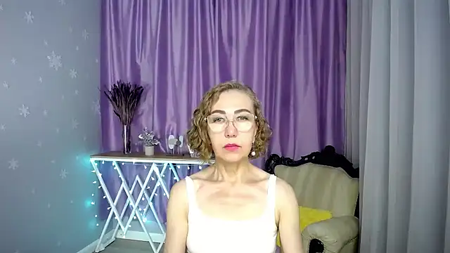 Snapshot of queen_a_n_i chatting on 07-27-26, 10:00 queen a n i online show from 07-27-26, 10:00