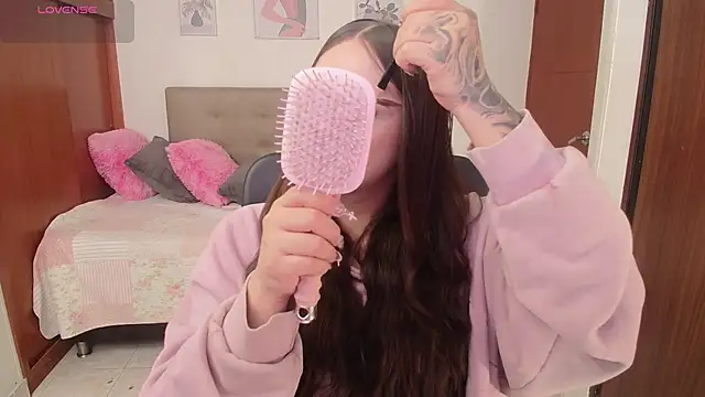 Snapshot of Miley_Baker chatting on 11-21-25, 01:10 Miley Baker online show from 11-21-25, 01:10