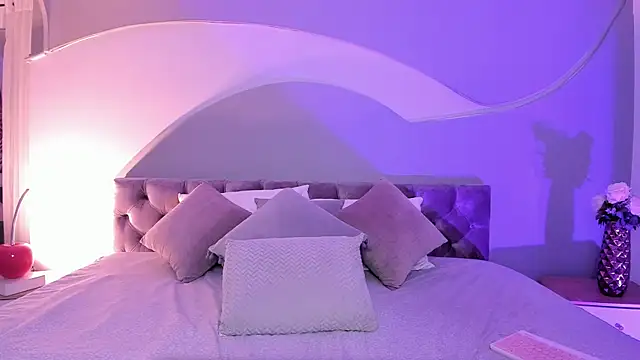 Snapshot of Nicolle_W chatting on 03-01-25, 12:01 Nicolle W online show from 03-01-25, 12:01