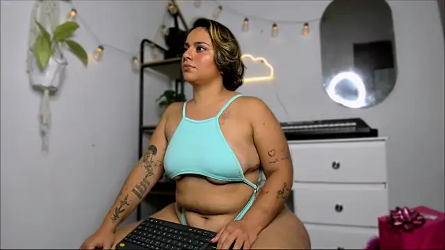 Snapshot of susy_angel chatting on 12-19-24, 02:56 susy angel online show from 12-19-24, 02:56