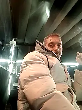 Snapshot of maxbigol chatting on 12-12-24, 06:31 maxbigol online show from 12-12-24, 06:31