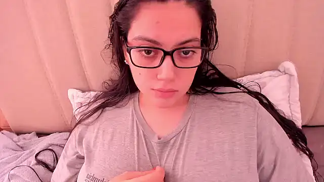 Snapshot of roniewester chatting on 06-20-26, 04:21 roniewester online show from 06-20-26, 04:21