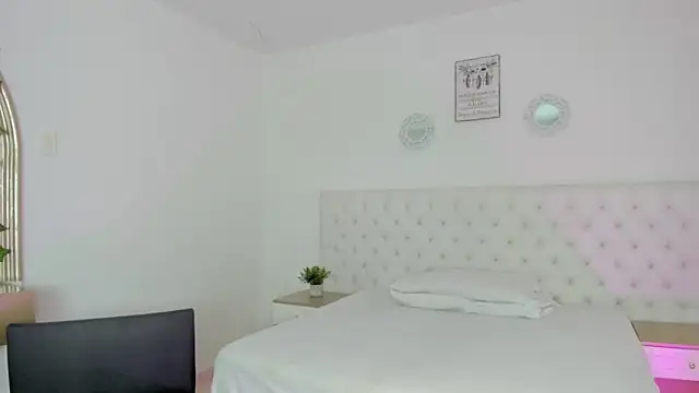 Snapshot of emma_rules99 chatting on 11-11-25, 01:00 emma rules99 online show from 11-11-25, 01:00