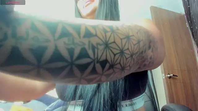 Snapshot of Pocahontas_d chatting on 10-24-25, 01:40 Pocahontas d online show from 10-24-25, 01:40