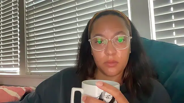 Snapshot of dreamyriri chatting on 05-19-26, 02:01 dreamyriri online show from 05-19-26, 02:01